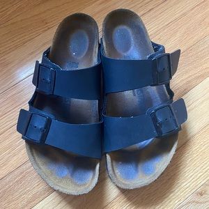 Size 39 fits 8.5